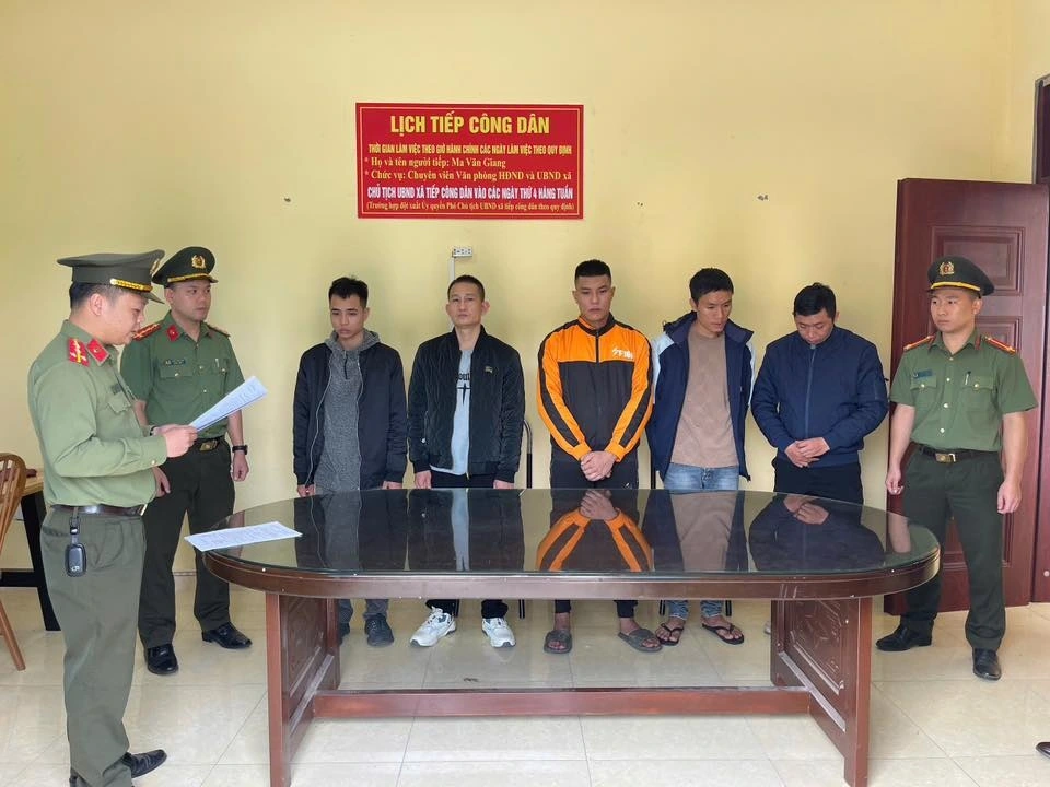 Nhóm đối tượng bị bắt giữ. Ảnh: Công an Tuyên Quang