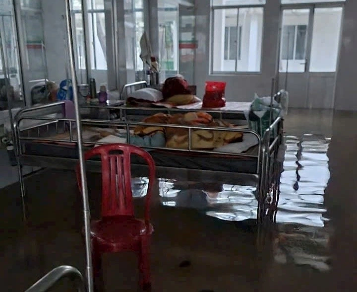 Khuôn viên Bệnh viện Phong - Da liễu Trung ương Quy Hòa (phường Quy Nhơn Nam) khắp nơi ngập nước. (Ảnh: Báo Gia Lai)