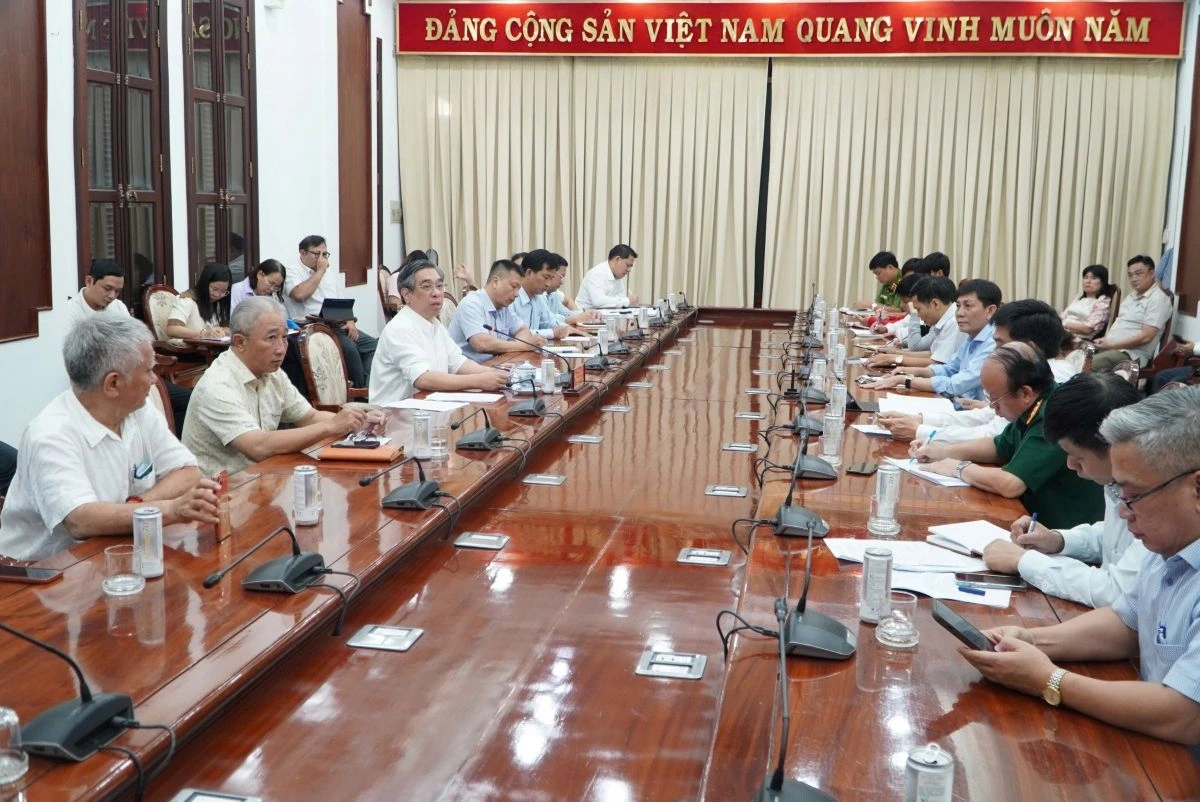 Chiều 21/11, Phó Bí thư Thành ủy, Chủ tịch Ủy ban MTTQ TP.HCM Nguyễn Phước Lộc đã chủ trì cuộc họp khẩn với các cơ quan, đơn vị nhằm rà soát công tác chuẩn bị cho đoàn cứu trợ vào sáng mai 22/11.