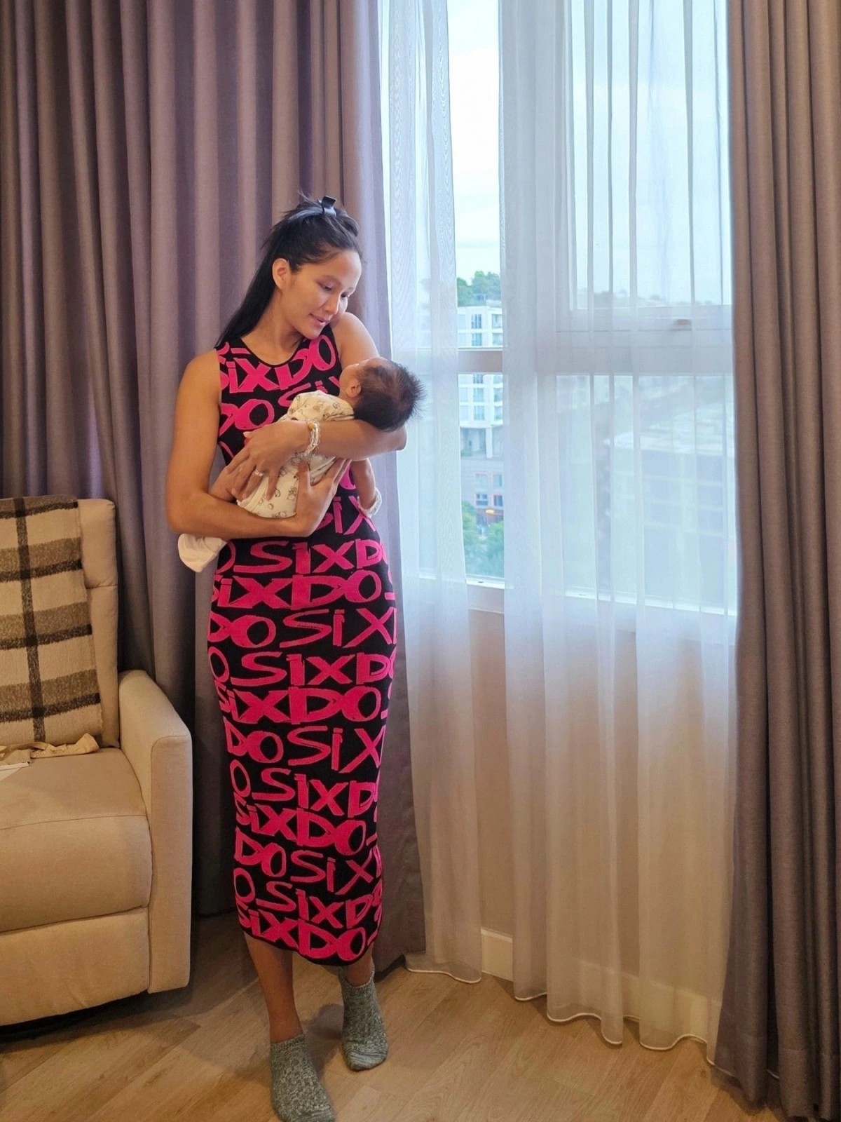 Hoa hậu H'Hen Niê diện đầm ôm sát tôn đường cong khi bế con gái gần hai tháng tuổi. Cô khiến nhiều khán giả trầm trồ vì lấy lại vóc dáng nhanh chóng sau sinh.