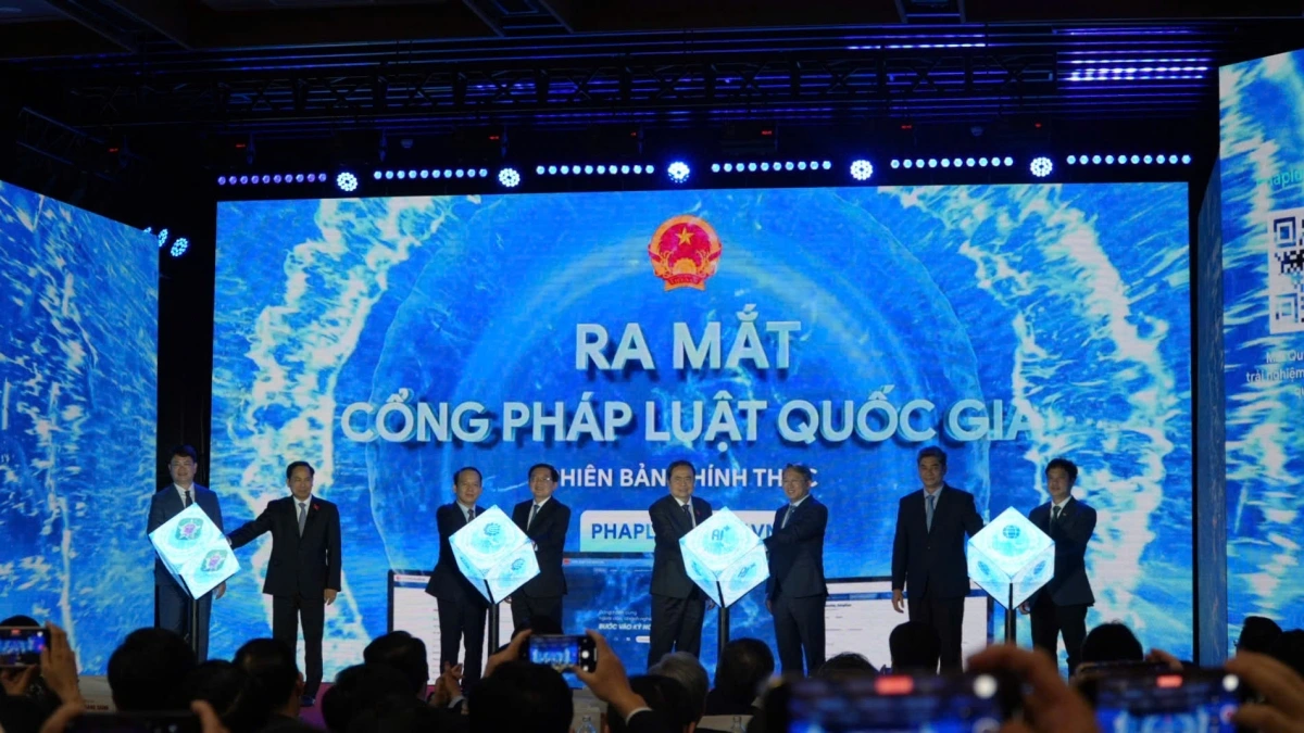 Các đại biểu bấm nút ra mắt cổng pháp luật quốc gia
