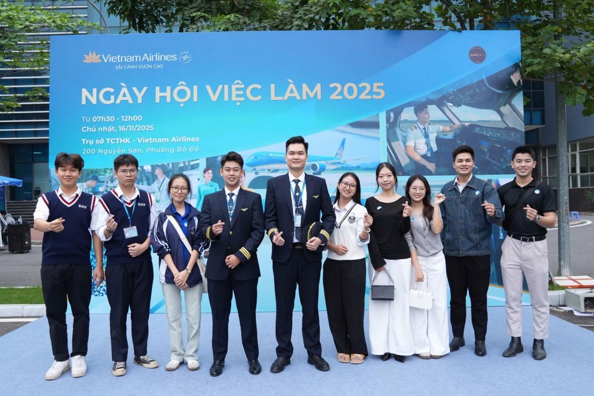 Sự kiện khép lại trong niềm vui và cảm xúc trọn vẹn. Vietnam Airlines đã biến Ngày hội việc làm thành hành trình chắp cánh ước mơ, lan tỏa tinh thần cất cánh sự nghiệp và bồi đắp thế hệ nhân lực trẻ, những con người được trân trọng và được xem là tài sản quý giá nhất của Hãng hàng không Quốc gia Việt Nam.