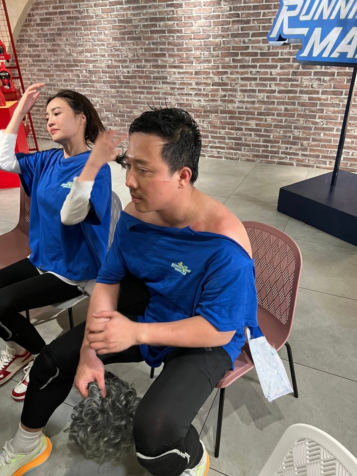 Trấn Thành xuất hiện với vẻ ngoài gây sốc trong hậu trường tập mới nhất Running Man. Nhìn những vết thương chi chít trên người Trấn Thành, khán giả cũng phải xót vì anh chơi quá nhiệt tình