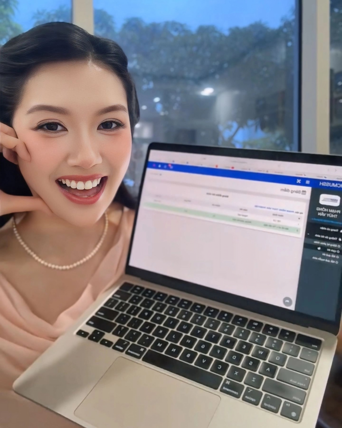 Á hậu Thụy Vân khoe chuẩn bị theo học Thạc sĩ sau khi đỗ đầu vào ngành Văn hóa học. Dù bận rộn chăm sóc gia đình và công việc kinh doanh, người đẹp mong muốn học sâu hơn về chuyên ngành cô yêu thích.