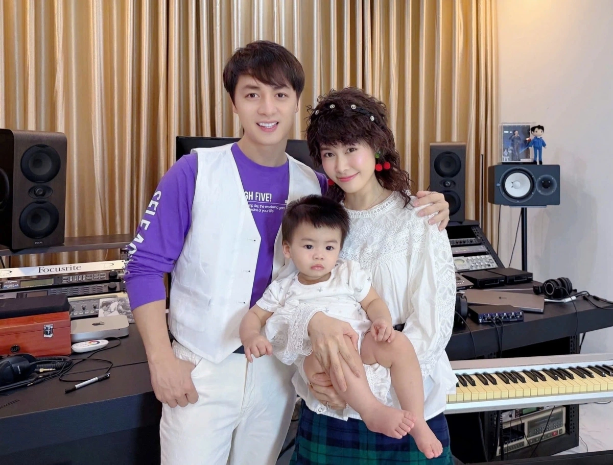 Sao Việt 15/11: Ca sĩ Đăng Khôi và vợ Thủy Anh - mừng kỷ niệm 20 yêu và 12 năm cưới. “Kỷ niệm 20 năm bên nhau, 12 năm ngày được gọi em là vợ, đồng hành qua những khoảnh khắc cuộc sống... hôm nay nhìn lại vẫn thấy bàn tay em là nơi anh muốn nắm nhất”, ca sĩ thổ lộ.