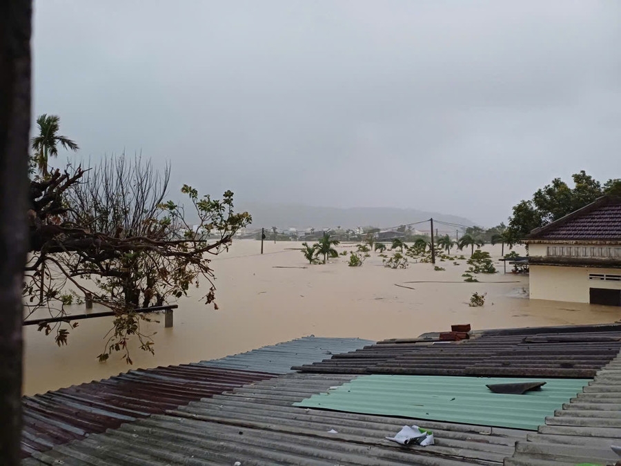 Nước ngập tới nóc nhà ở khu vực Nhơn Phú, nay thuộc phường Quy Nhơn Bắc (Ảnh: NDCC)