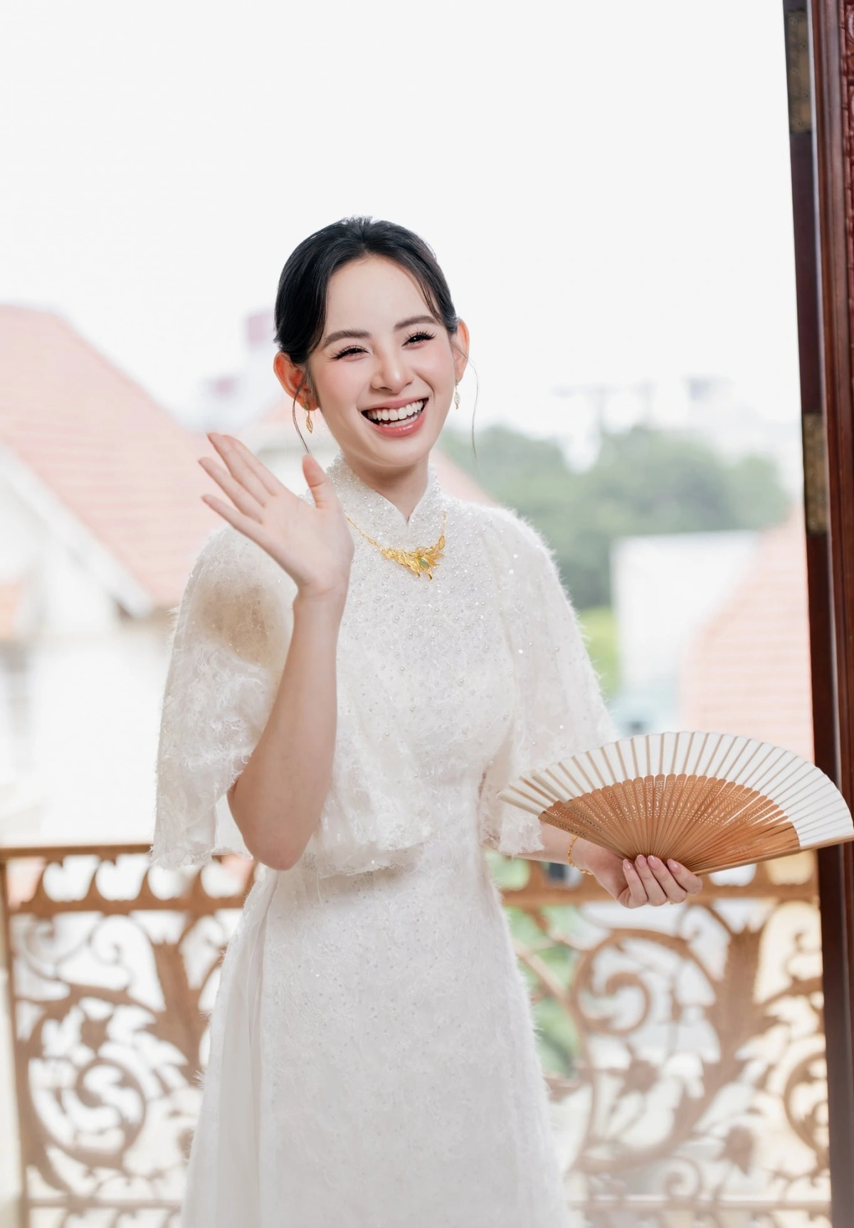 Trước thềm tổ chức tiệc chiêu đãi khách mời, Hương Liên tổ chức lễ gia tiên và đón dâu ấm cúng tại nhà riêng. Trong ngày trọng đại, Hương Liên diện chiếc áo dài trắng được thiết kế riêng, tôn lên nét đẹp dịu dàng, thanh tú của cô dâu mới.