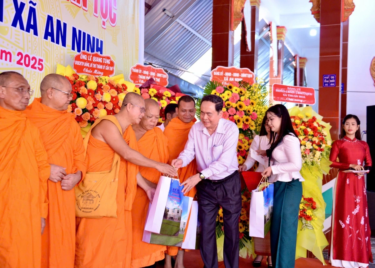 Chủ tịch Quốc hội Trần Thanh Mẫn tặng quà cho Chùa Tum Nup