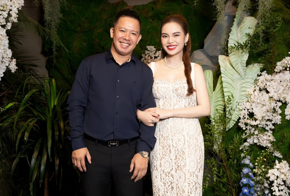 Giang Hồng Ngọc cho biết cô kỷ niệm tuổi 36 vào cuối tháng 10. Ca sĩ tổ chức tiệc ở một nhà hàng tại Thành phố Hồ Chí Minh, mời nhiều bạn bè nghệ sĩ tham dự. Người đẹp diện váy ren xuyên thấu, tình tứ sánh đôi ông xã Xuân Văn tiếp đón các khách mời.