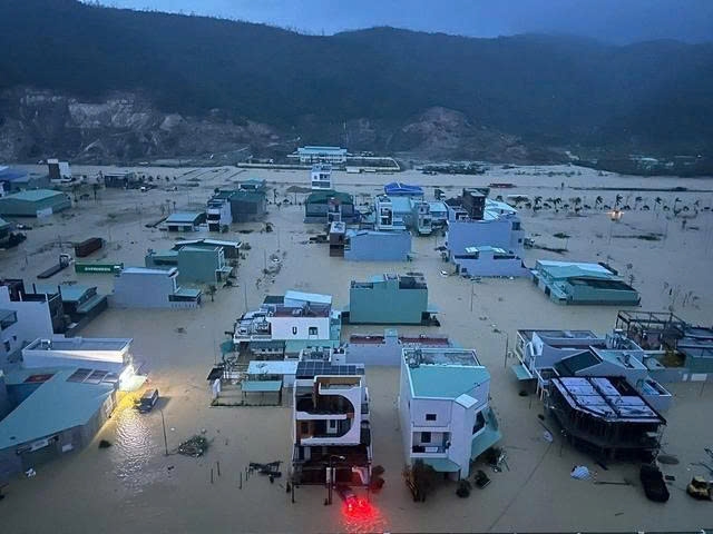 Nhiều nhà dân ở khu vực TP.Quy Nhơn cũ đã ngập sâu hơn 2 m (Ảnh: Tuổi Trẻ)