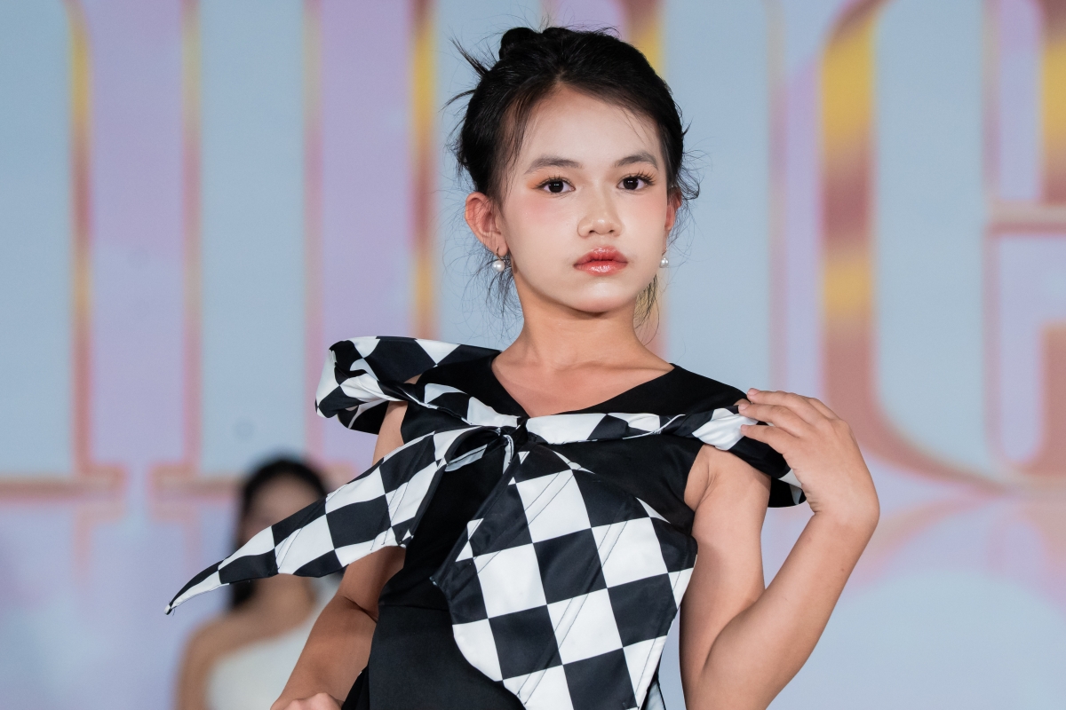 Dàn mẫu nhí trình diễn thời trang
