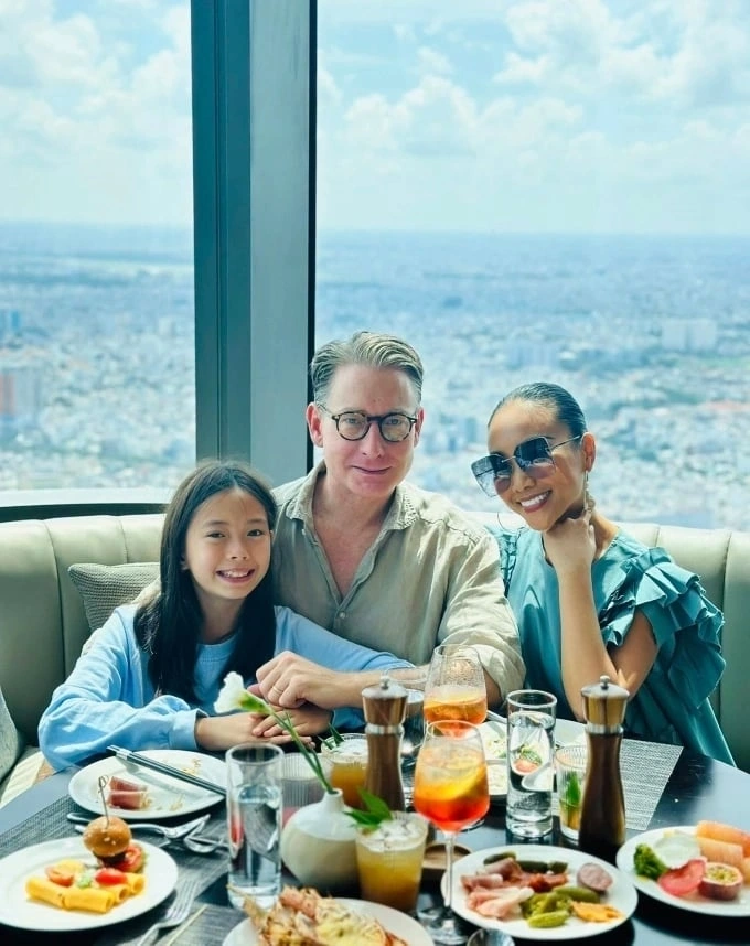 Đoan Trang cho biết chồng cô, Johan Wicklund, vừa nhận dự án mới tại TP HCM nên gia đình trở lại Việt Nam sau nhiều năm sinh sống tại Singapore.