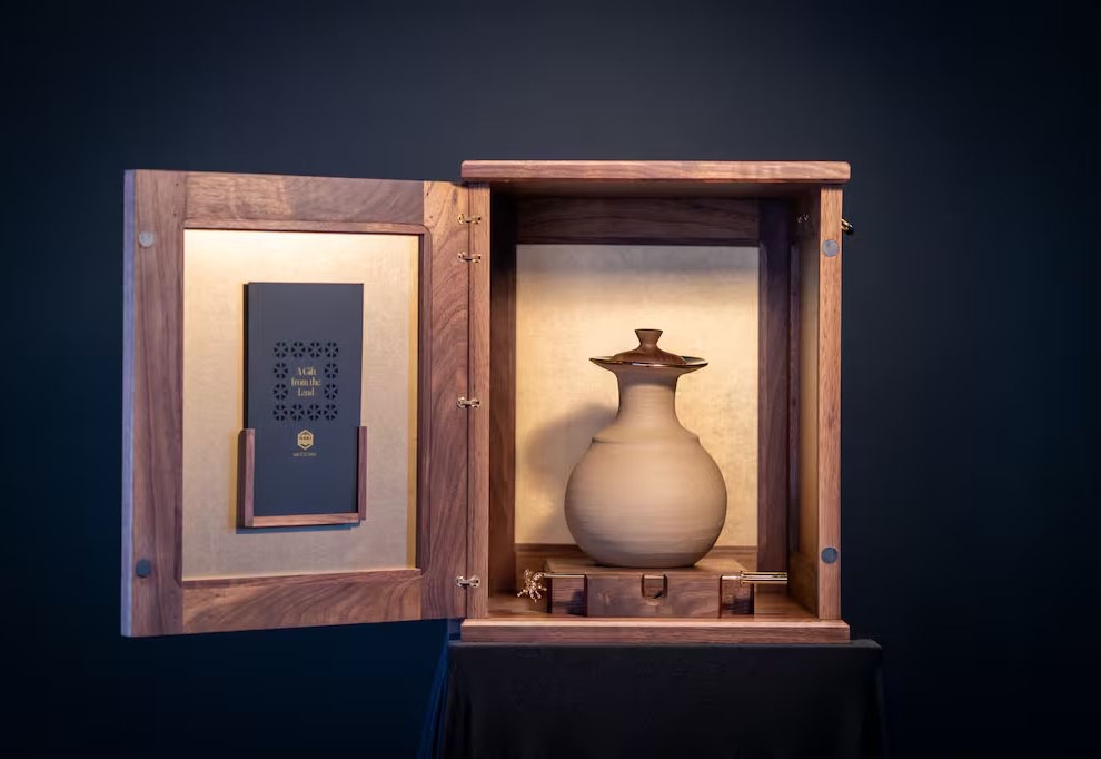 Bình đựng mật ong đắt nhất thế giới có giá bán lên tới 500.000 NZD. Nguồn: Mật ong Naki