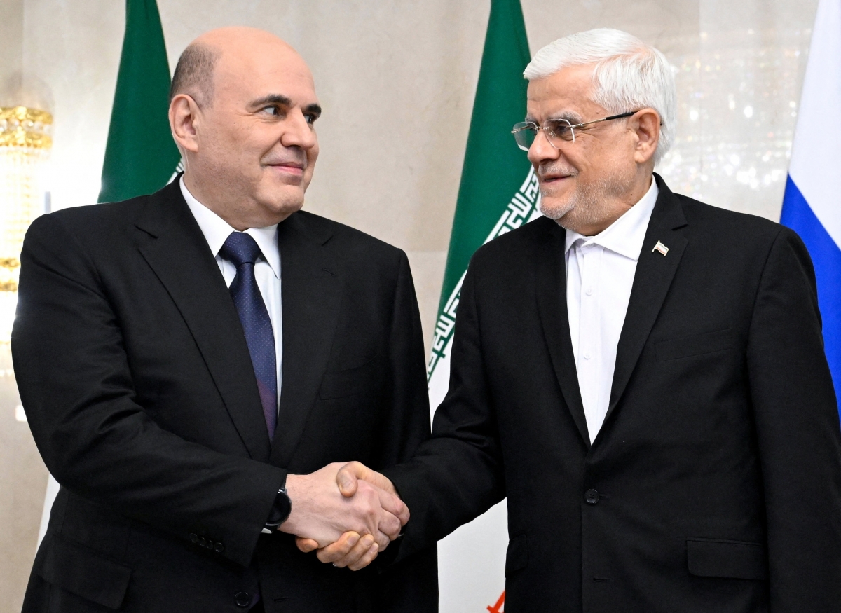 Thủ tướng Nga Mikhail Mishustin bắt tay Phó Tổng thống thứ nhất Iran Mohammad Reza Aref trước cuộc họp bên lề Hội đồng nguyên thủ quốc gia các nước thành viên Tổ chức Hợp tác Thượng Hải (SCO) tại Moscow. (Ảnh: Reuters)