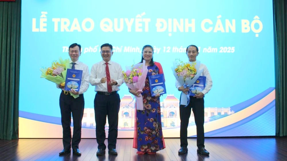 Phó Chủ tịch UBND TP.HCM Nguyễn Mạnh Cường chúc mừng các nhân sự vừa được bổ nhiệm (ảnh Cổng TTĐT TP.HCM)