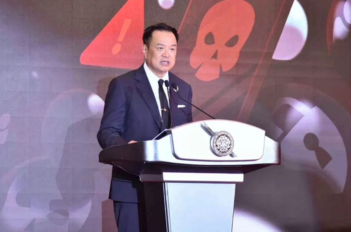 Thủ tướng Thái Lan Anutin Charnvirakul phát biểu tại trụ sở Cảnh sát Hoàng gia Thái Lan ngày 10/11. Ảnh: Bangkok Post