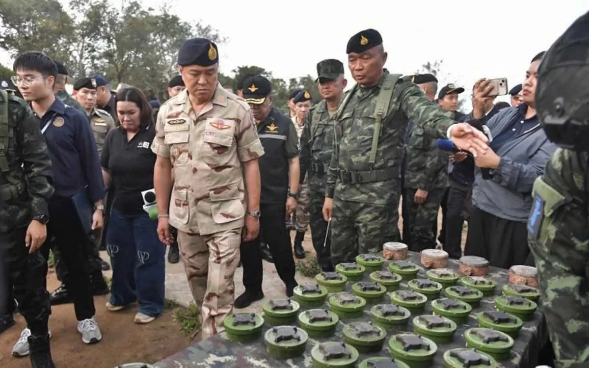 Thủ tướng Thái Lan kiểm tra công tác rà phá bom mìn tại tỉnh Sisaket hôm 11/11. Ảnh: Chính phủ Thái Lan.