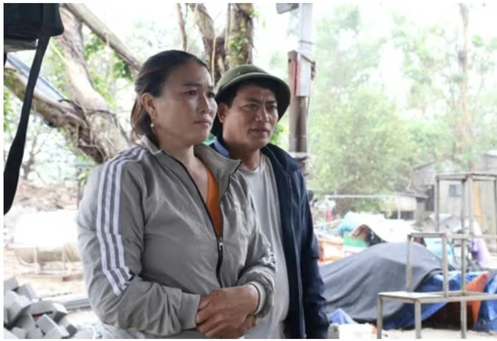 Anh Hoàng Văn Mạnh và chị Đậu Thị Phúc và căn nhà bị tàn phá. Ảnh DH