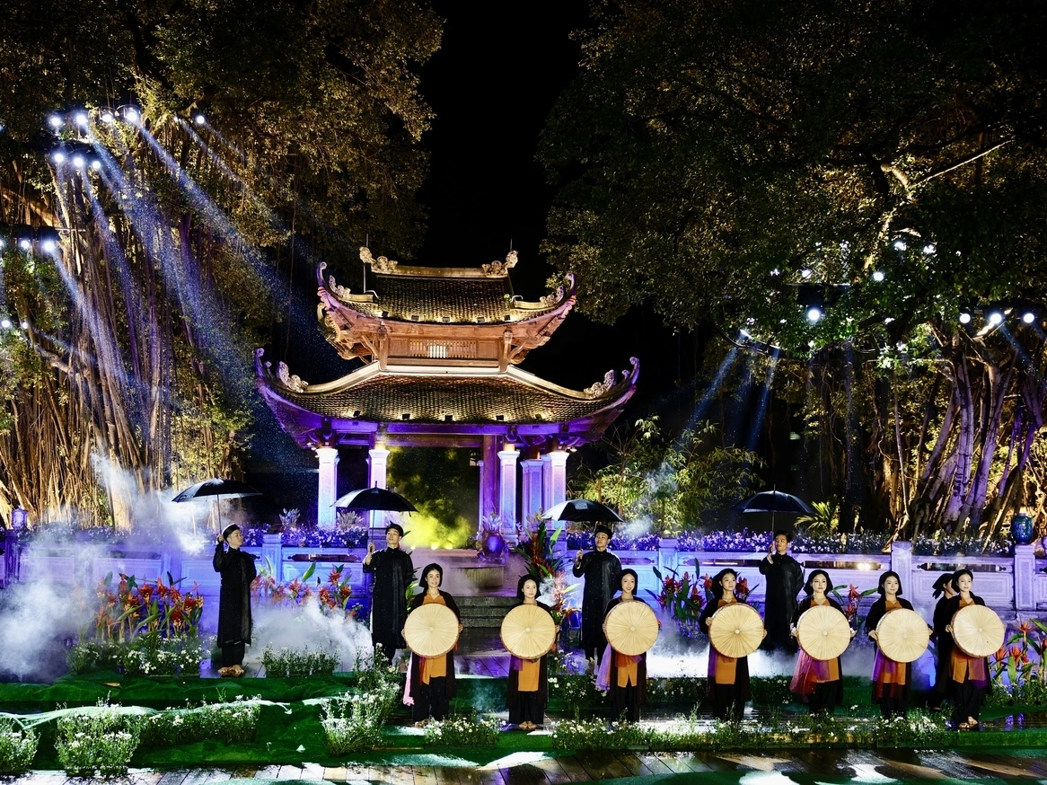 Chương trình “Áo dài trên con đường di sản” là điểm nhấn của Festival Thăng Long – Hà Nội 2025 do Sở VH&amp;TT Hà Nội chỉ đạo Trung tâm Hoạt động Văn hóa Khoa học Văn Miếu – Quốc Tử Giám tổ chức thực hiện.