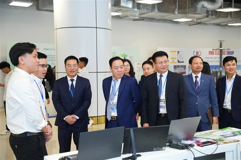 NGƯT.PGS.TS. Vũ Đình Ngọ - Bí thư Đảng ủy, Chủ tịch Hội đồng trường; PGS.TS. Đinh Văn Châu - Phó Bí thư Đảng ủy, Hiệu trưởng Nhà trường; PGS.TS. Nguyễn Lê Cường - Phó Hiệu trưởng Nhà trường tham quan các gian hàng tại triển lãm