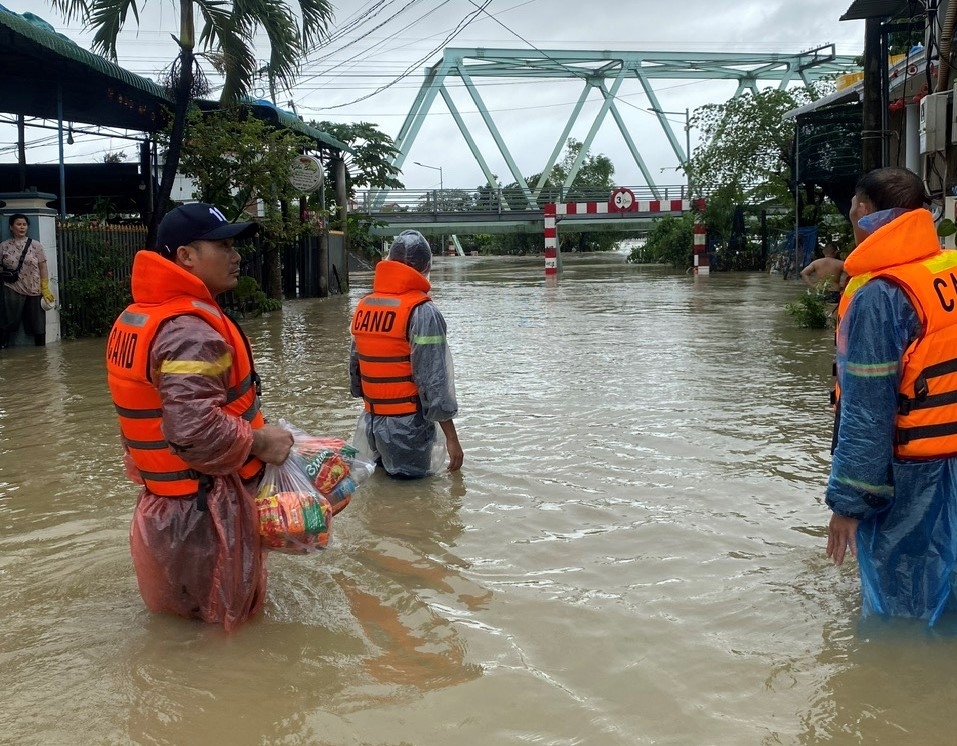 Hôm nay, lực lượng chức năng đến từng nhà dân hỗ trợ