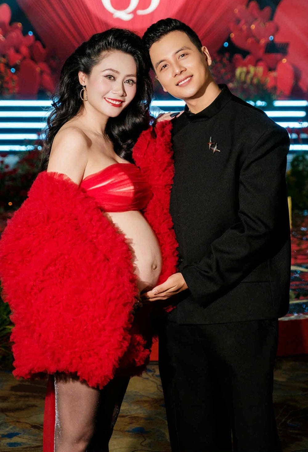 Diễn viên Thanh Hiền khiến bạn bè đồng nghiệp bất ngờ khi khoe bụng bầu tròn vo trong tiệc kỷ niệm ngày cưới của Hà Trí Quang - Thanh Đoàn.