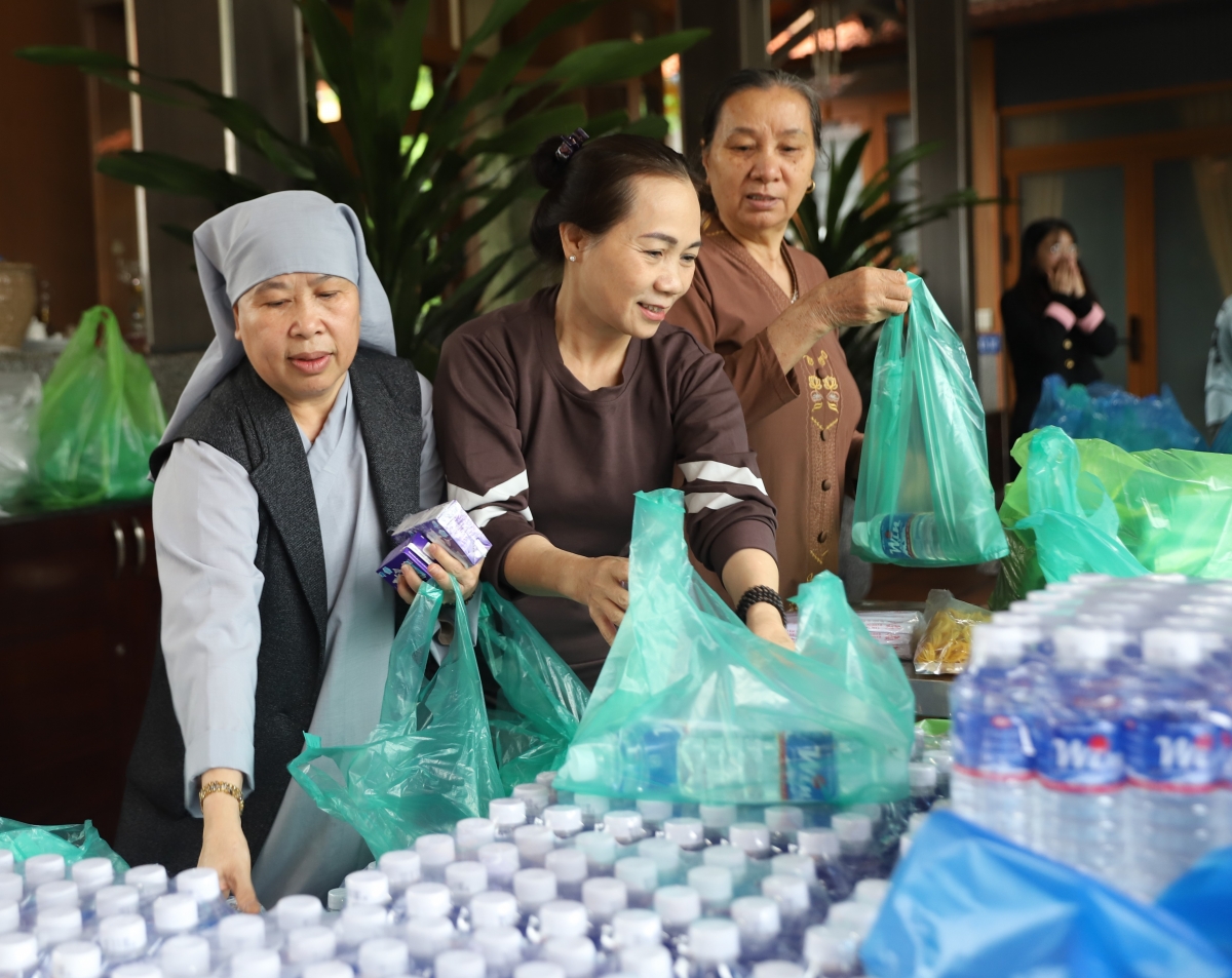 Ân tình của người dân phía Tây Đắk Lắk gửi tới phía Đông (tỉnh Phú Yên cũ), nơi đang phải hứng chịu trận lũ lụt lịch sử.