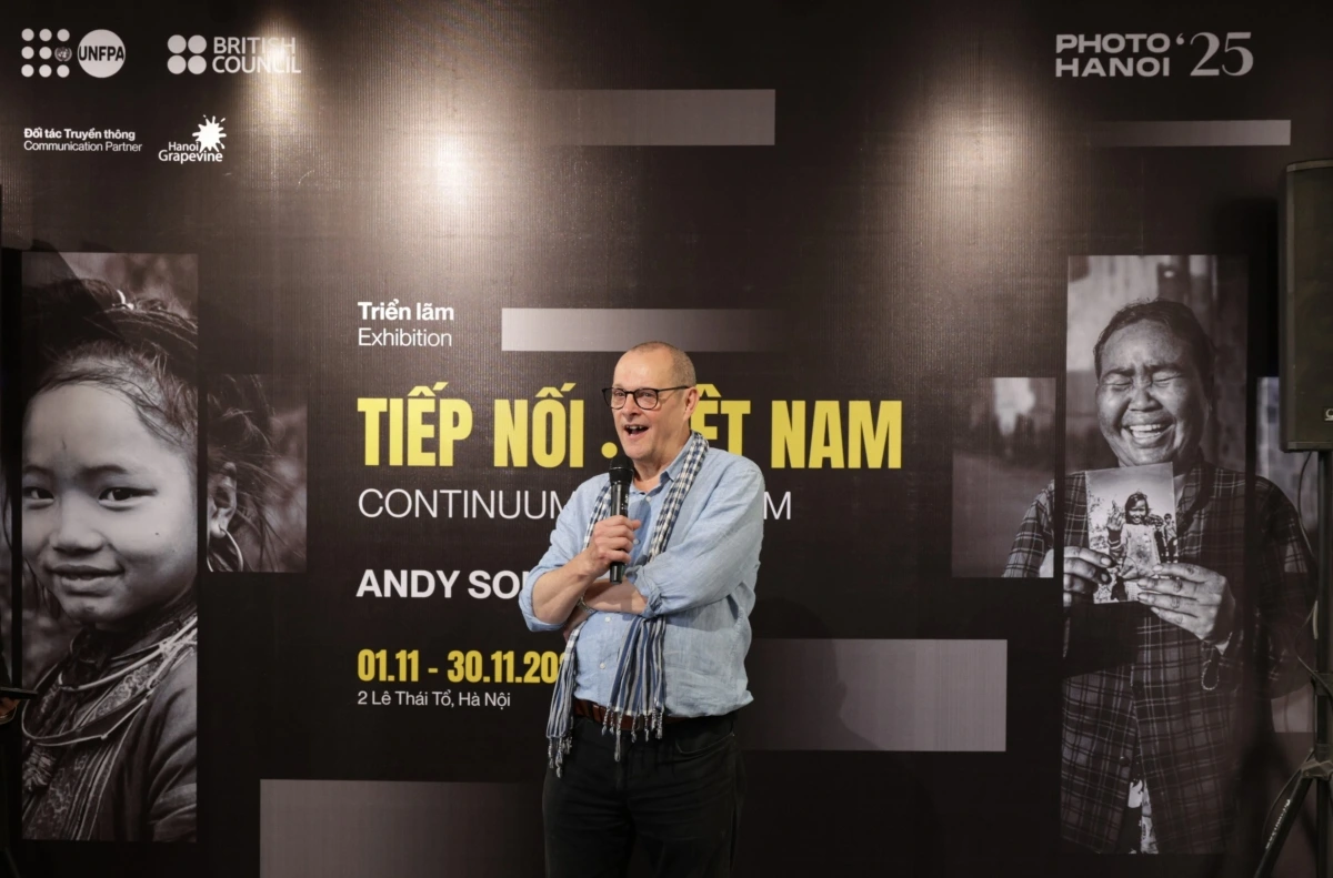 Nhà báo ảnh người Anh Andy Soloman phát biểu tại triển lãm
