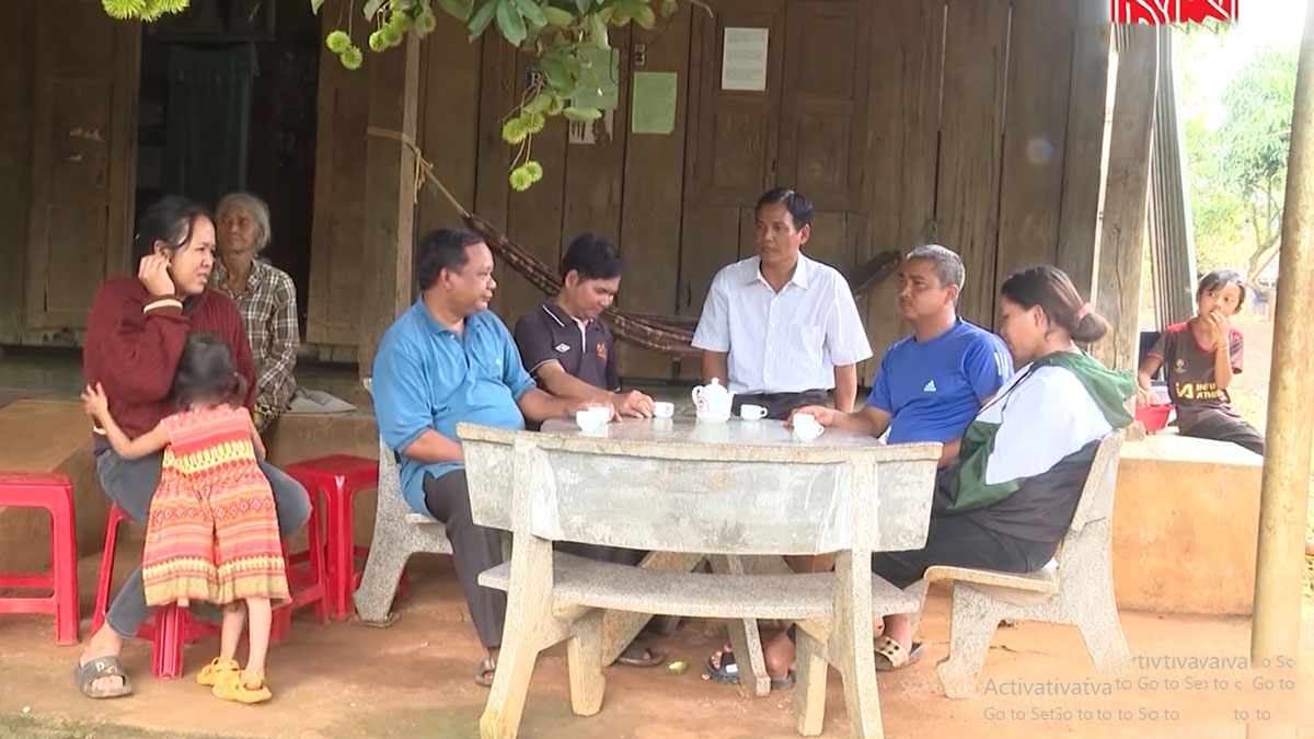 Ông Điểu Giống (áo trắng) thăm hỏi, tuyên truyền chính sách của Đảng, Nhà nước đến bà con dân tộc