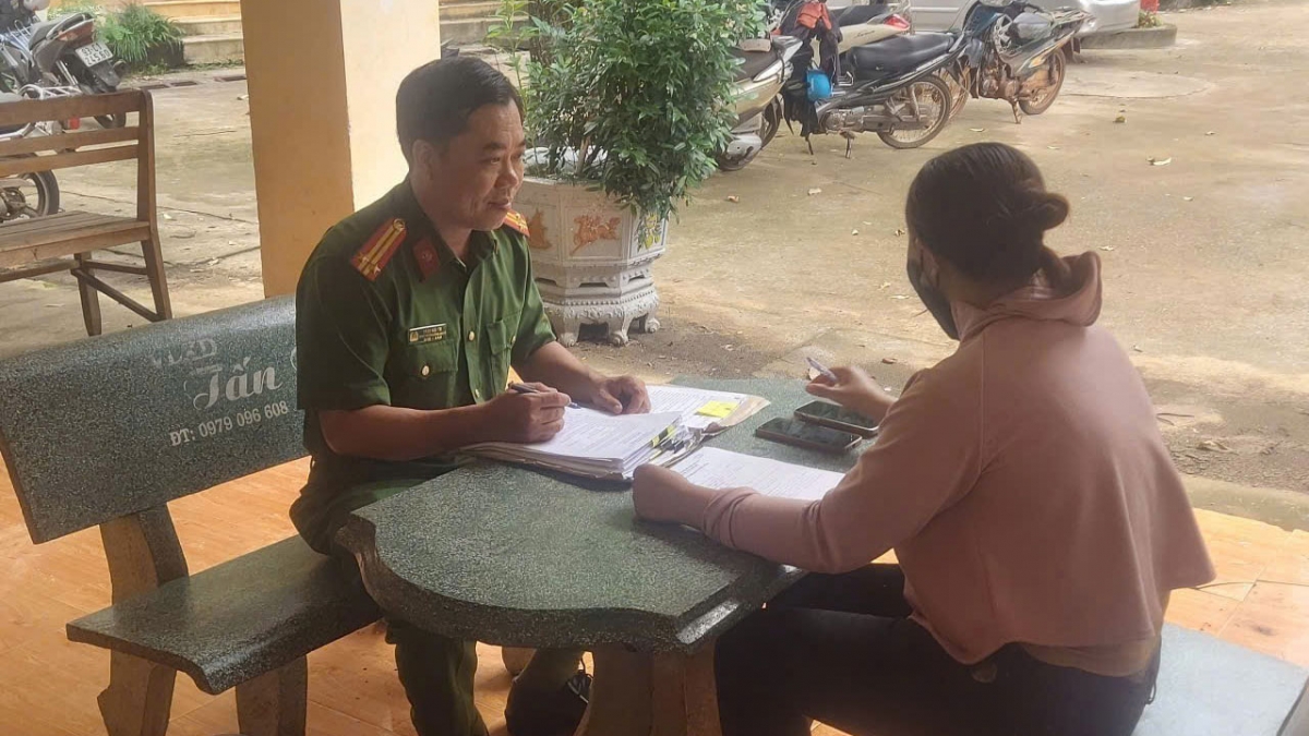 Lực lượng Công an xã Tân Hưng làm việc với trường hợp chia sẻ thông tin xấu độc lên mạng xã hội