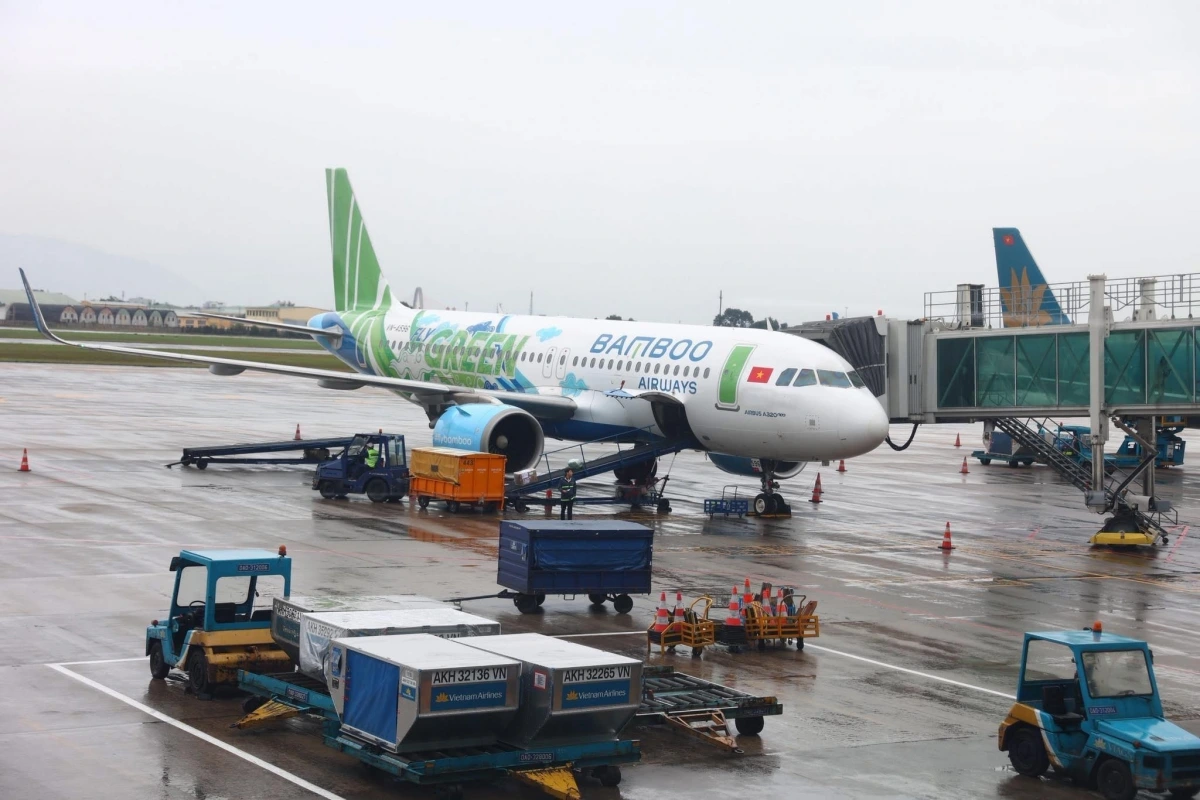 Bamboo Airways vận chuyển miễn phí hàng cứu trợ, san sẻ yêu thương đến đồng bào miền Trung.