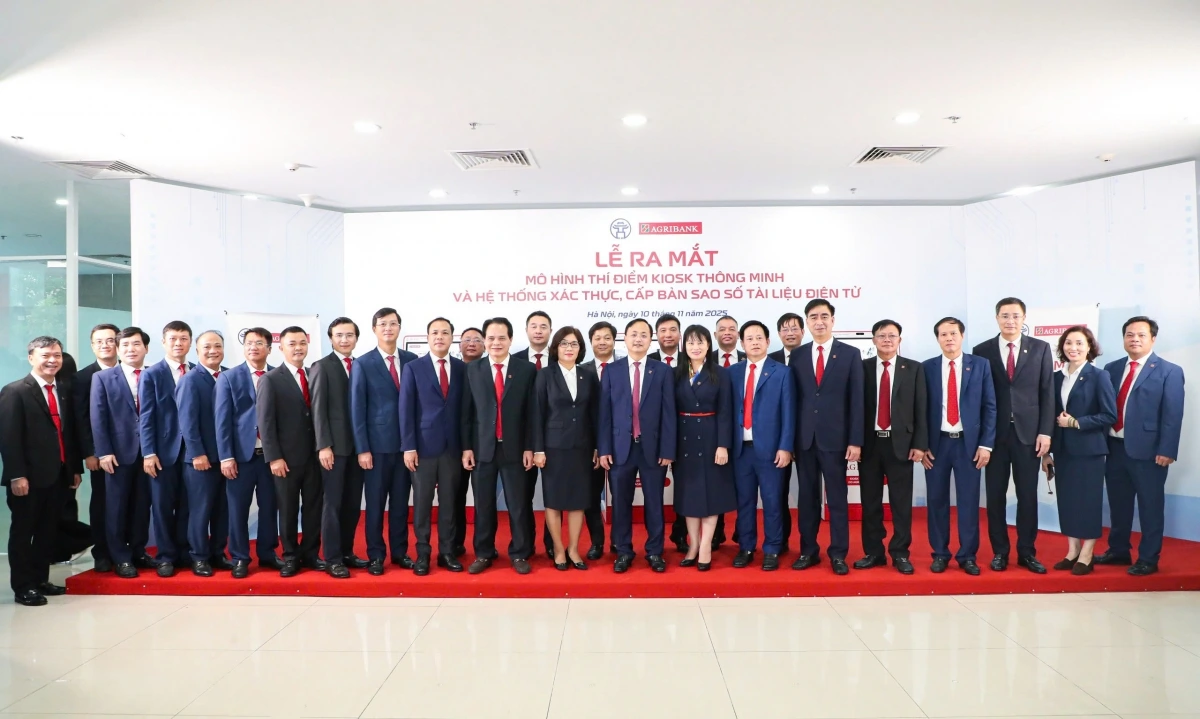 Đại biểu Agribank chụp ảnh lưu niệm tại các Kiosk.