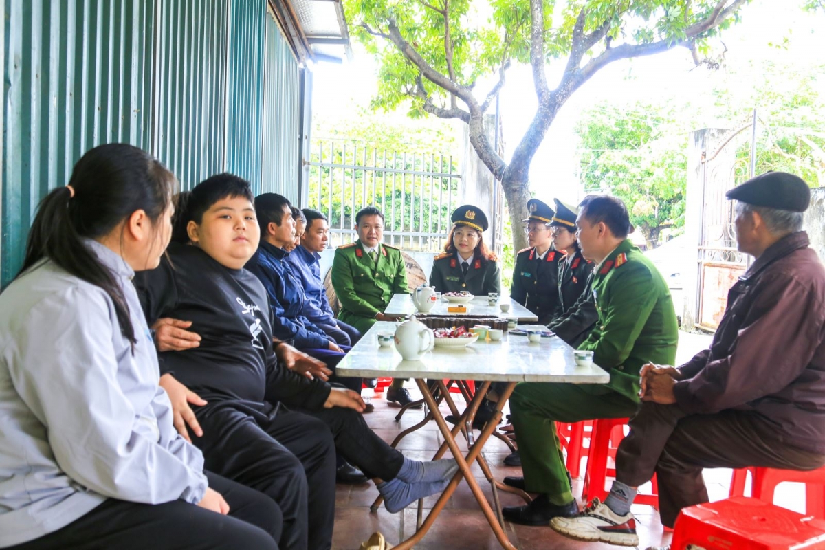 Đại diện Ban Phụ nữ Công an tỉnh cùng đại diện lãnh đạo, Hội phụ nữ Phòng An ninh đối ngoại và chính quyền địa phương động viên, chia sẻ với gia đình