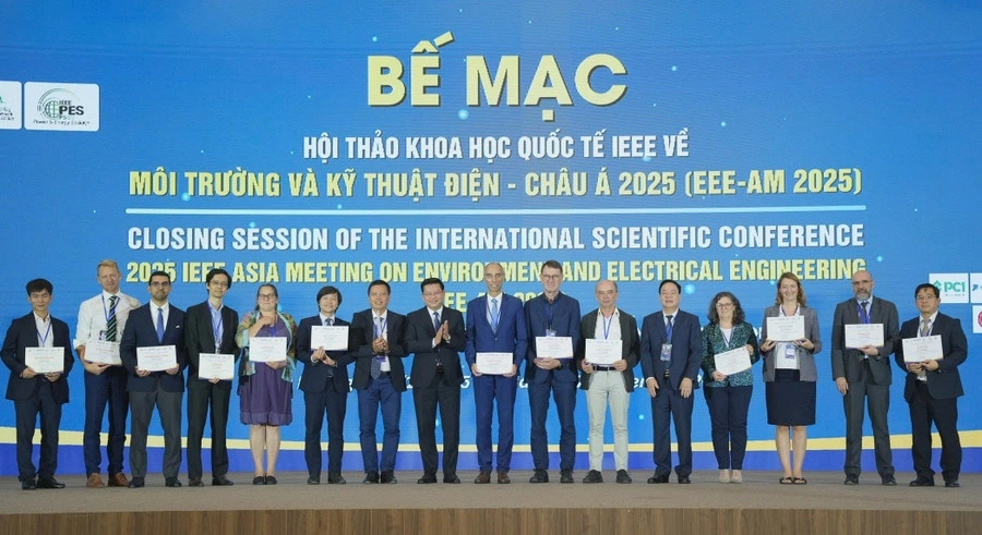 Lãnh đạo Trường Đại học Điện lực trao giấy chứng nhận cho đại diện diễn giả tại Hội thảo EEE-AM2025