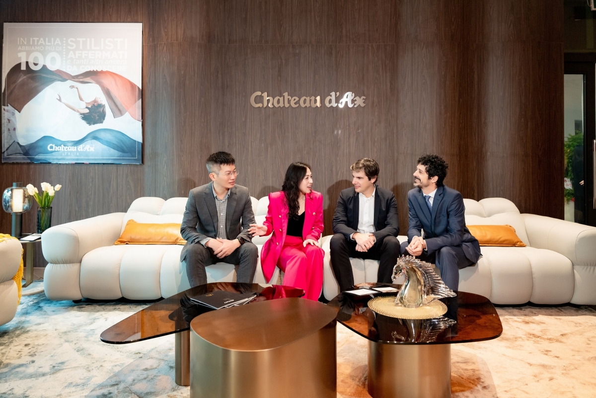 BGĐ Nội thất Kenli trò chuyện thân mật cùng ông Alessandro Colombo (CEO tập đoàn Chateau d’Ax) và ông Guglielmo Caggiano (Tham tán Đại sứ quán Ý tại Việt Nam)