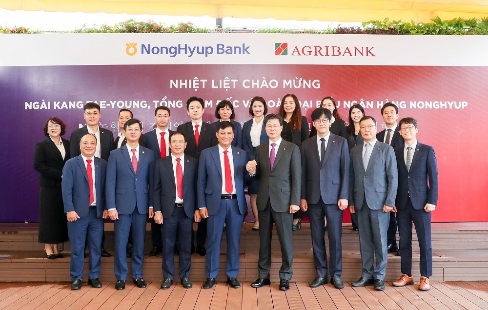  Đại diện NongHyup Bank và Agribank chụp ảnh tại chương trình hợp tác