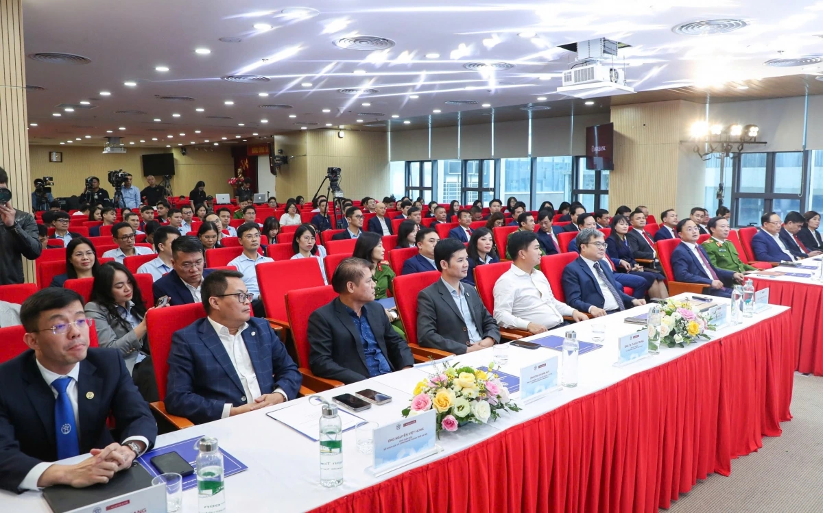 Đại biểu dự Lễ ra mắt mô hình thí điểm Kiosk thông minh và Hệ thống xác thực, cấp bản sao số tài liệu điện tử tại Trung tâm Phục vụ hành chính công thành phố Hà Nội