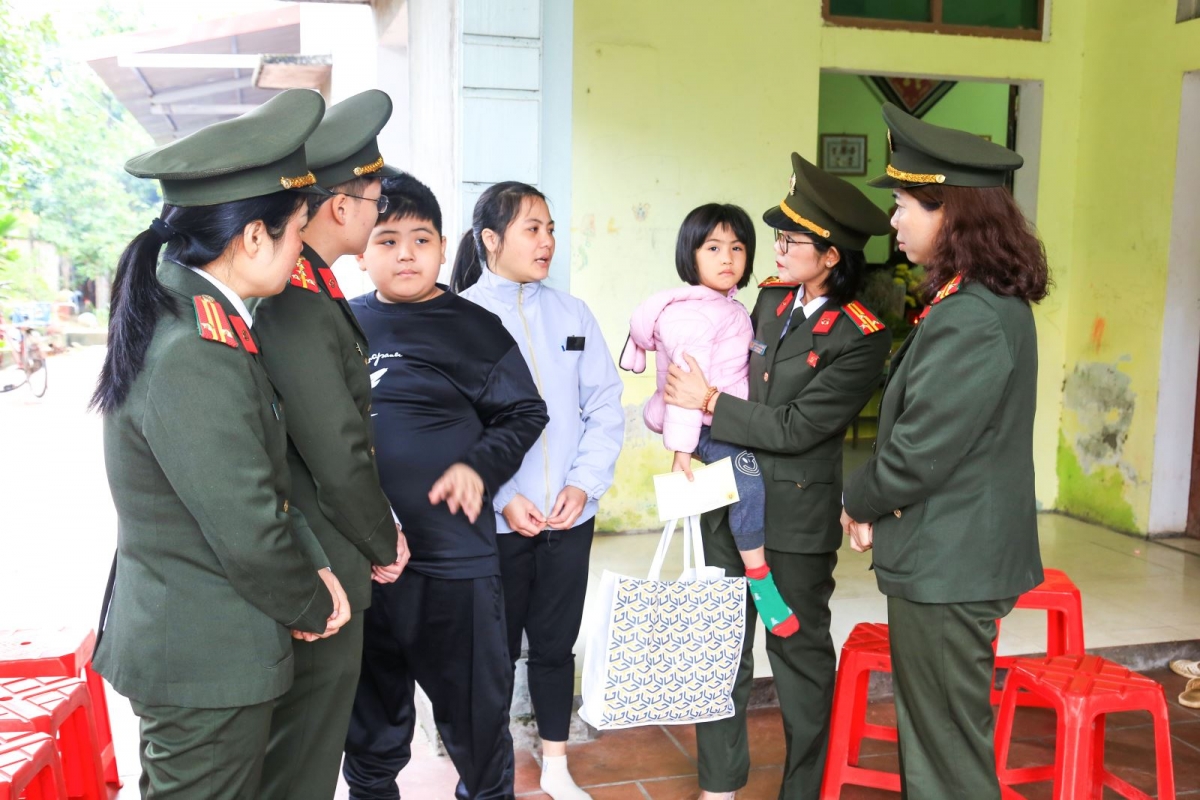 Hội Phụ nữ Phòng An ninh đối ngoại động viên, chia sẻ với gia đình