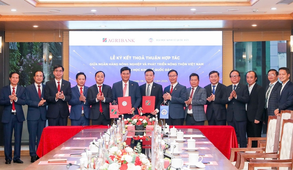 Đại diện lãnh đạo Agribank và Đại học Kinh tế Quốc dân chúc mừng thành công của lễ ký kết thỏa thuận hợp tác.
