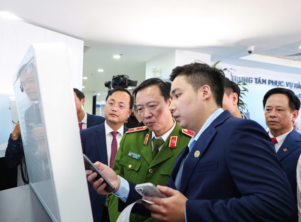 Đại biểu trải nghiệm thực tế mô hình Kiosk thông minh tại Trung tâm Phục vụ hành chính công thành phố Hà Nội