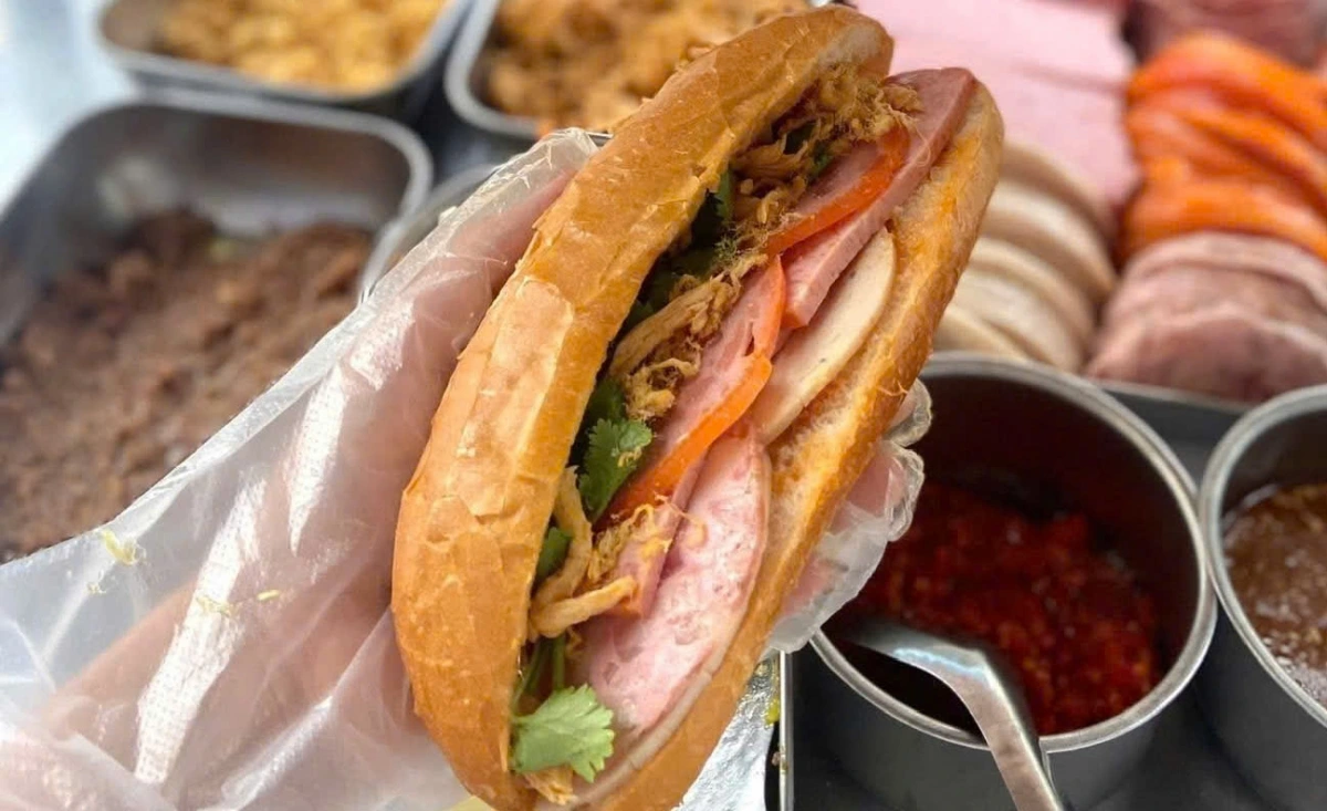 Sở An toàn thực phẩm TP.HCM cho biết, bánh mì của tiệm này có nguyên liệu là chả lụa, thịt nguội, pate, trứng... (Ảnh minh họa)