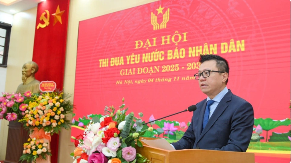 Đồng chí Lê Quốc Minh, Ủy viên Trung ương Đảng, Tổng Biên tập Báo Nhân Dân, Phó Trưởng Ban Tuyên giáo và Dân vận Trung ương, Chủ tịch Hội Nhà báo Việt Nam phát biểu tại đại hội. (Ảnh: THẾ ĐẠI)