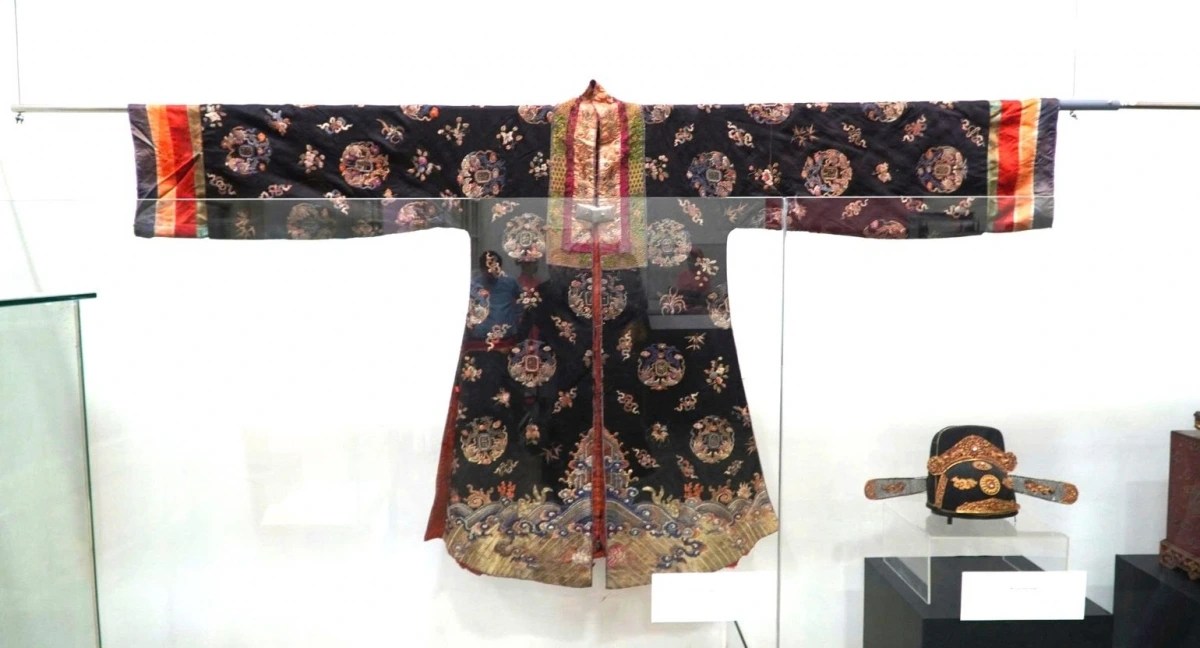 Áo Nhật Bình và mũ quan triều Nguyễn từng được đấu giá ở Tây Ban Nha được Tập đoàn Sunshine hiến tặng cho Huế