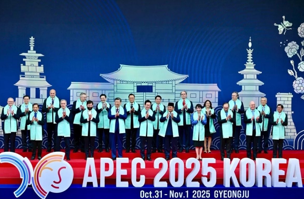 Thủ tướng Thái Lan Anutin Charnvirakul và lãnh đạo các nước thành viên APEC tham dự Hội nghị thượng đỉnh lần thứ 32. Ảnh: Bangkok Post