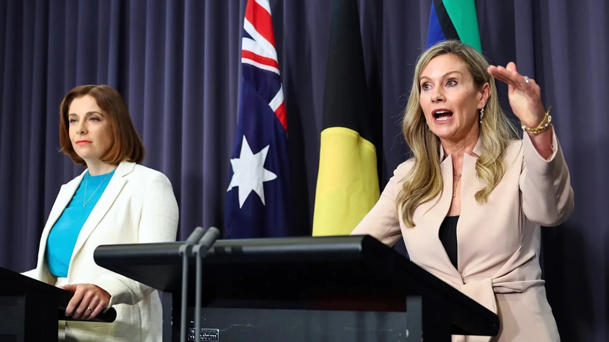 Từ trái qua: Bộ trưởng Truyền thông Australia Anika Wells và Ủy viên An ninh mạng Australia Julie Inman Grant - Ảnh: Alex Ellinghausen