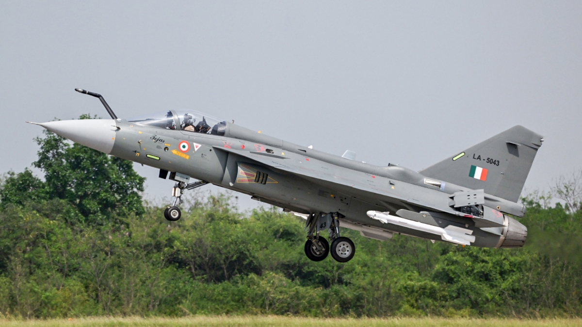 Một chiếc Tejas cất cánh tại sân bay Nashik trong lễ khánh thành dây chuyền lắp ráp thứ 3 của HAL tại bang Maharashtra (ANI)