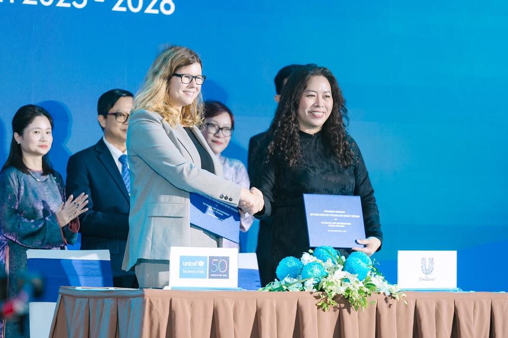 Bà Silvia Dainalov - Trưởng Đại diện UNICEF tại Việt Nam ký kết Thỏa thuận hợp tác chương trình "Trường học khỏe mạnh, an toàn và bền vững" - Giai đoạn 2025-2028 giữa Unilever Việt Nam và Quỹ Nhi đồng Liên Hợp Quốc (UNICEF)