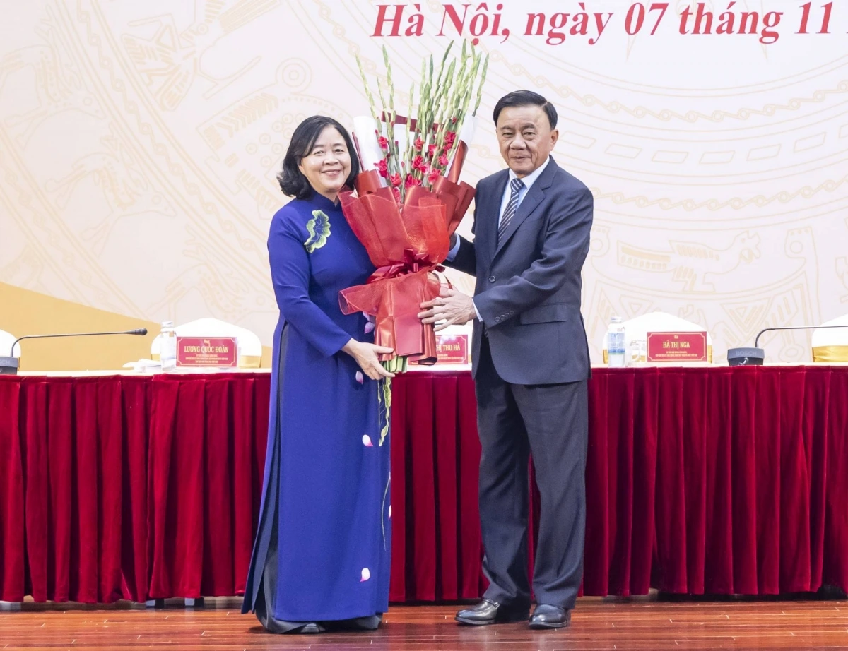 Thường trực Ban Bí thư Trần Cẩm Tú tặng hoa chúc mừng tân Chủ tịch Ủy ban Trung ương MTTQ Việt Nam Bùi Thị Minh Hoài.