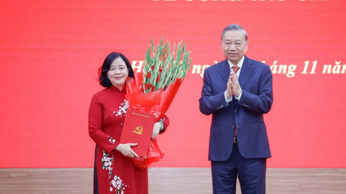  Tổng Bí thư Tô Lâm trao quyết định và tặng hoa chúc mừng bà Bùi Thị Minh Hoài 