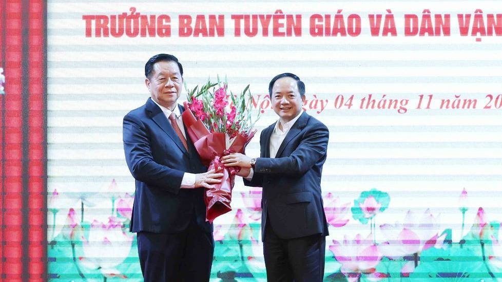 Đại tướng Trịnh Văn Quyết - Trưởng Ban Tuyên giáo và Dân vận Trung ương tặng hoa chúc mừng Đại tướng Nguyễn Trọng Nghĩa - Chủ nhiệm Tổng cục Chính trị Quân đội nhân dân Việt Nam. Ảnh: TTXVN